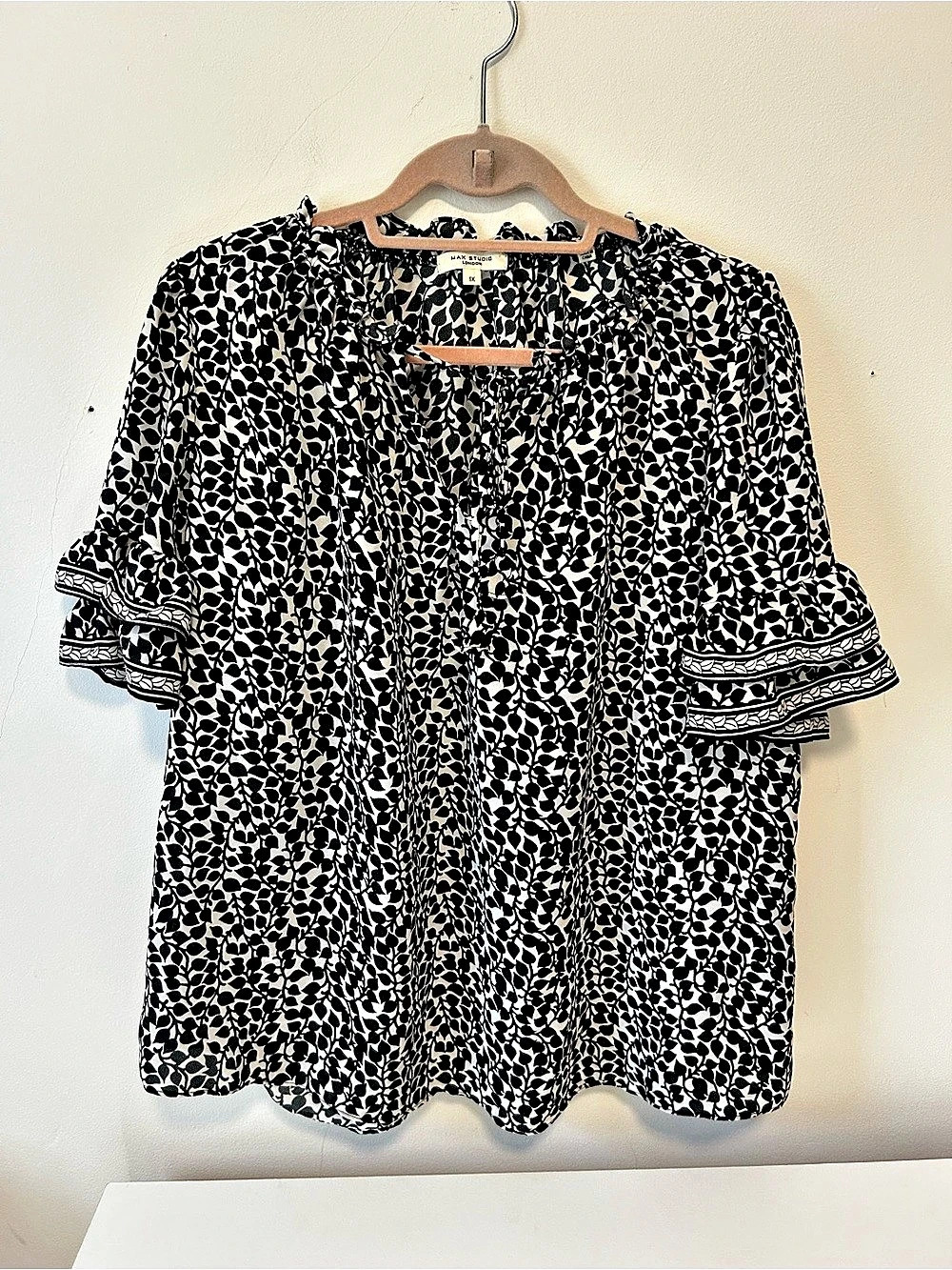 Max Studio Black & White Leaf-Print Peasant Blouse with Tie Neck Tie Neck 1X
